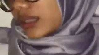 Hijaber Ungu Kacamata